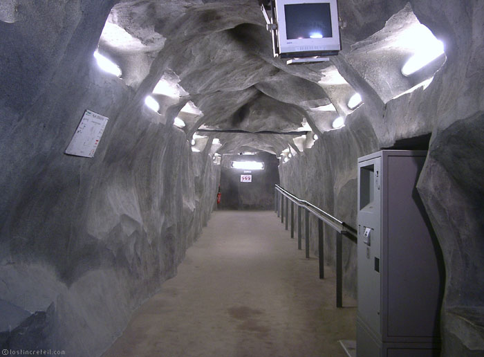 Hallway to the Rocher aux singes - Zoo de Vincennes, Paris