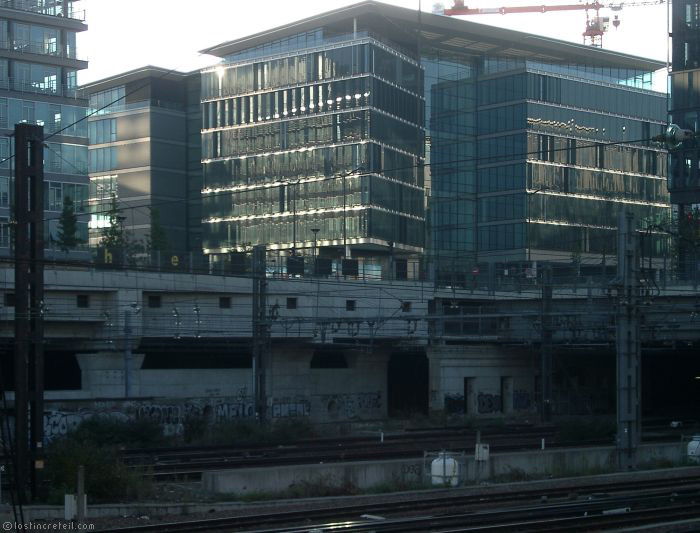 Building by Norman Foster over the railpaths leading to Austerlitz train station - Paris