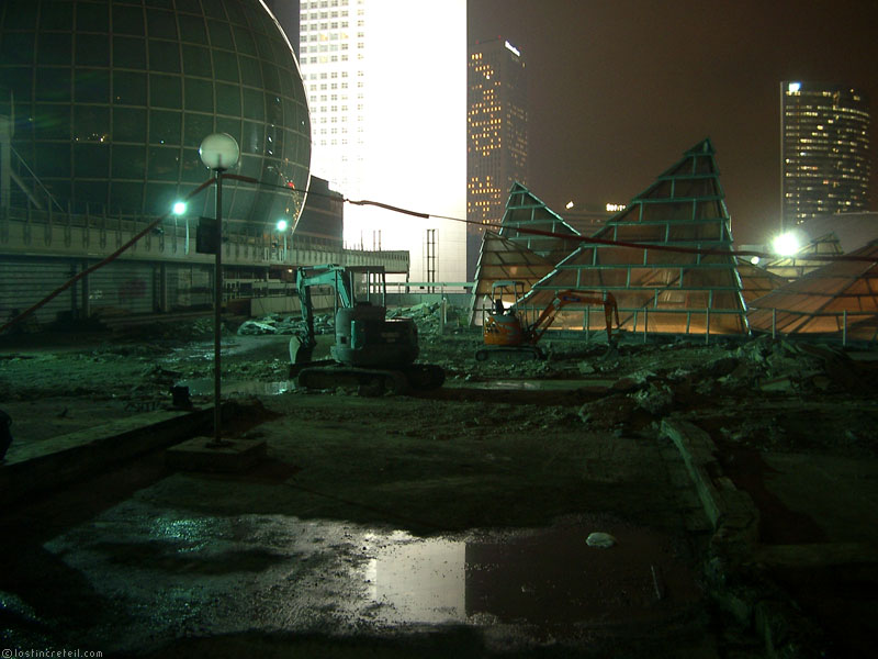 La Défense - Destruction of pyramidal skydomes