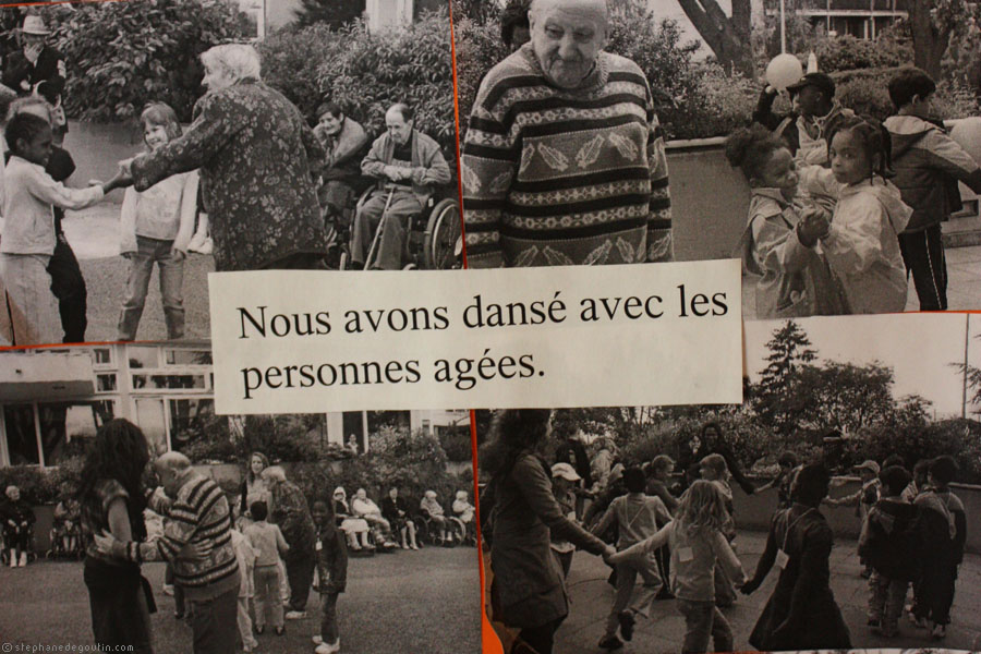 Nous avons dansé avec les personnes âgées.