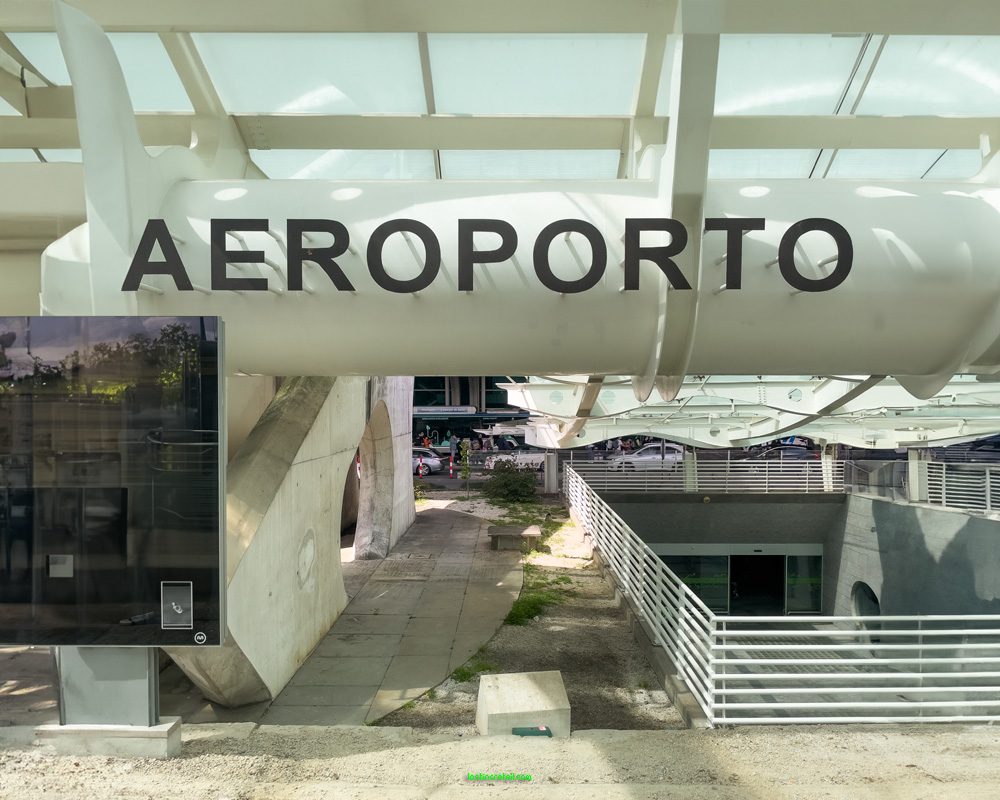 Lost in Porto's airport