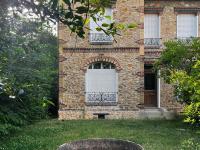 Hole, private garden, Saint-Prix, France